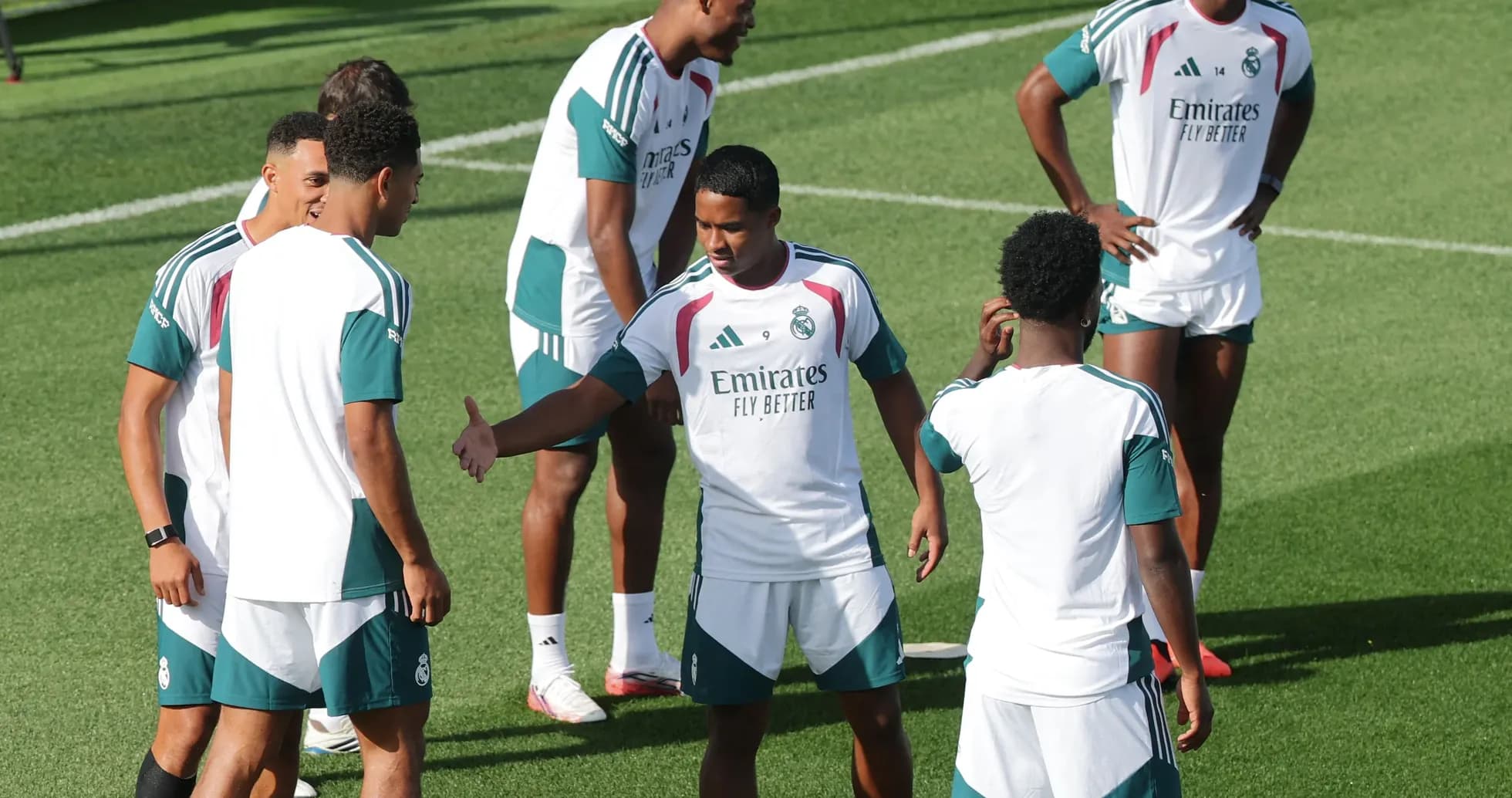 Jugadores de Real Madrid entrenando en el campo Jugadores de Real Madrid entrenando en el campo