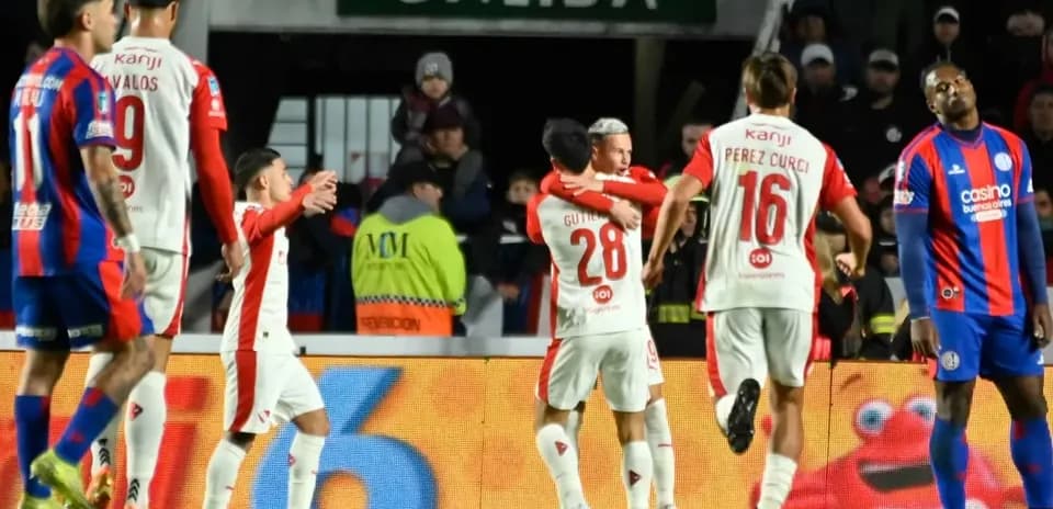 Jugadores de Independiente celebrando un gol Jugadores de Independiente celebrando un gol