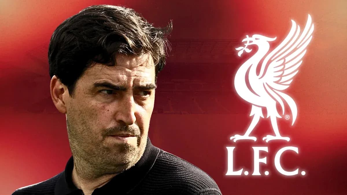 Entrenador de Liverpool frente al logo del club Entrenador de Liverpool frente al logo del club