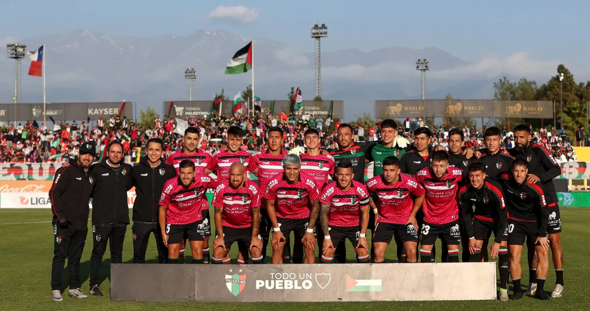 Equipo Palestino posando en el campo Equipo Palestino posando en el campo