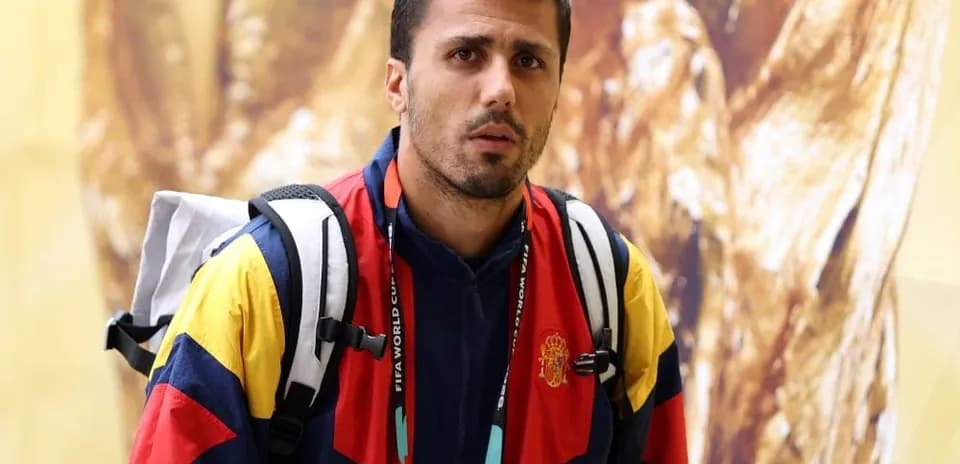Jugador con chaqueta de colores en evento deportivo Jugador con chaqueta de colores en evento deportivo