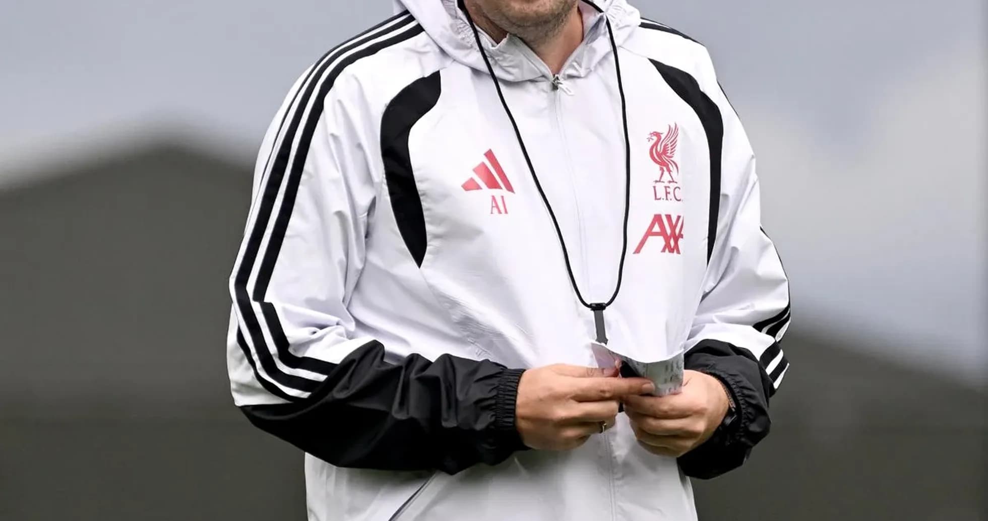 Entrenador de Liverpool sonriendo en el campo de entrenamiento Entrenador de Liverpool sonriendo en el campo de entrenamiento