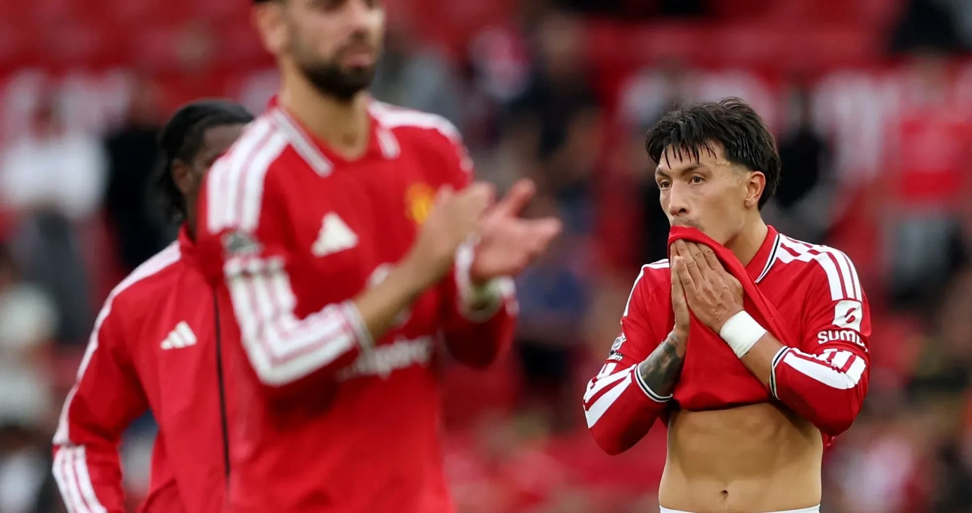 Jugadores de Manchester United aplaudiendo tras el partido Jugadores de Manchester United aplaudiendo tras el partido