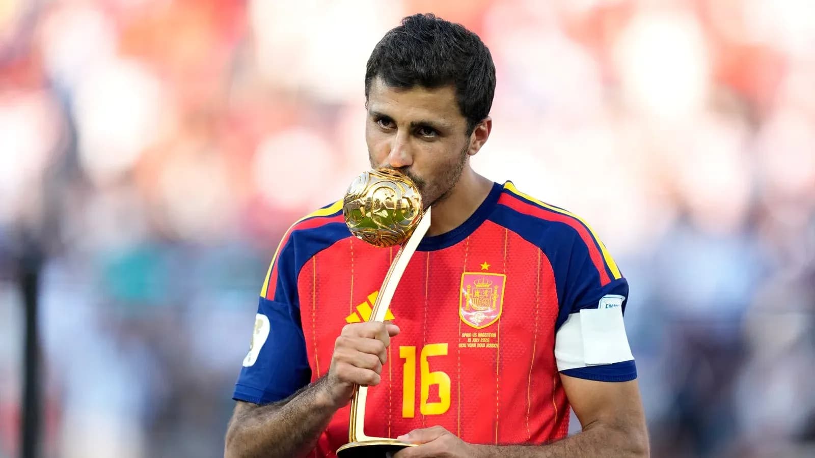 Jugador de España besando trofeo tras el partido Jugador de España besando trofeo tras el partido