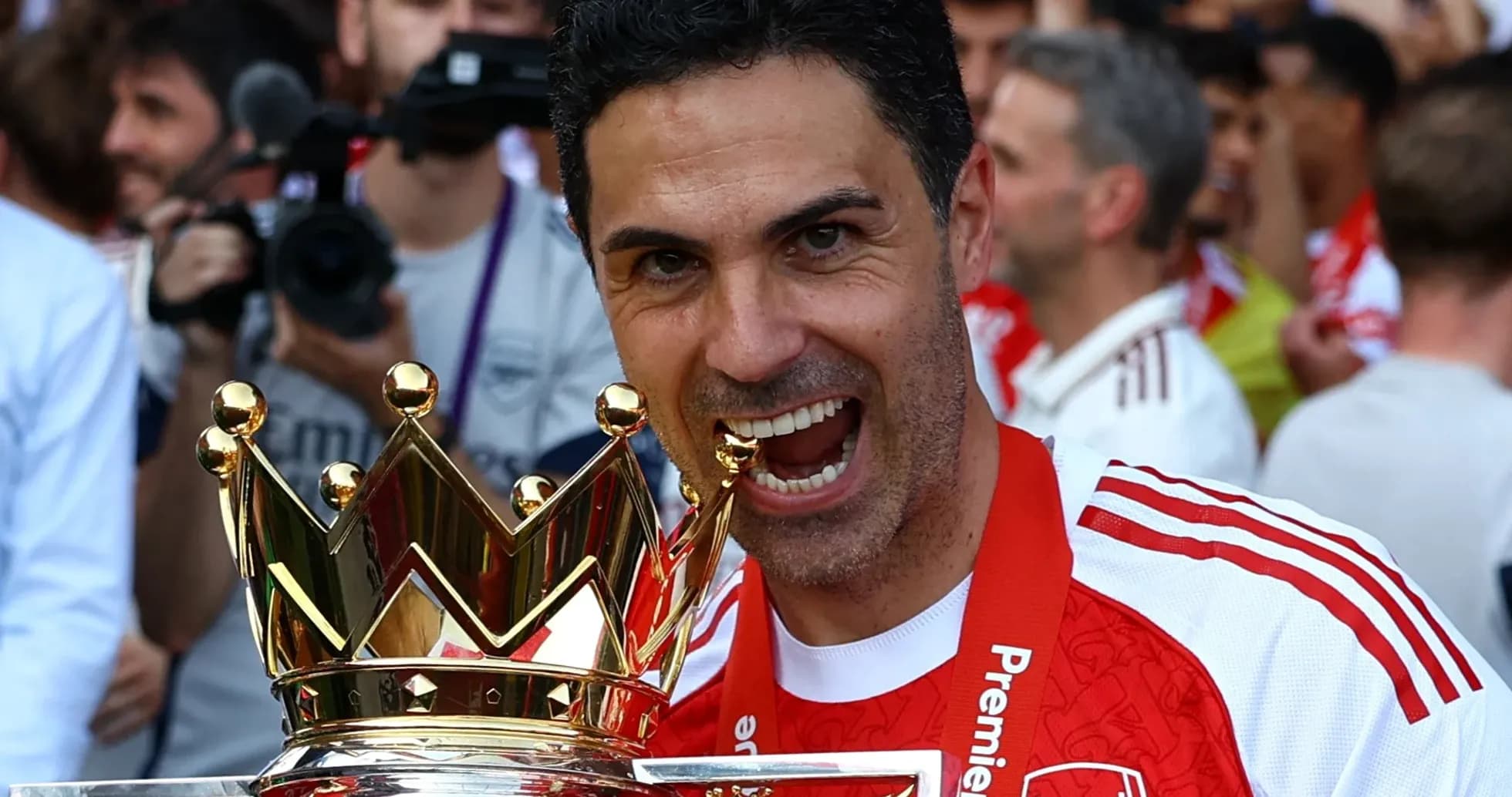 Entrenador levantando trofeo de la Premier League Entrenador levantando trofeo de la Premier League