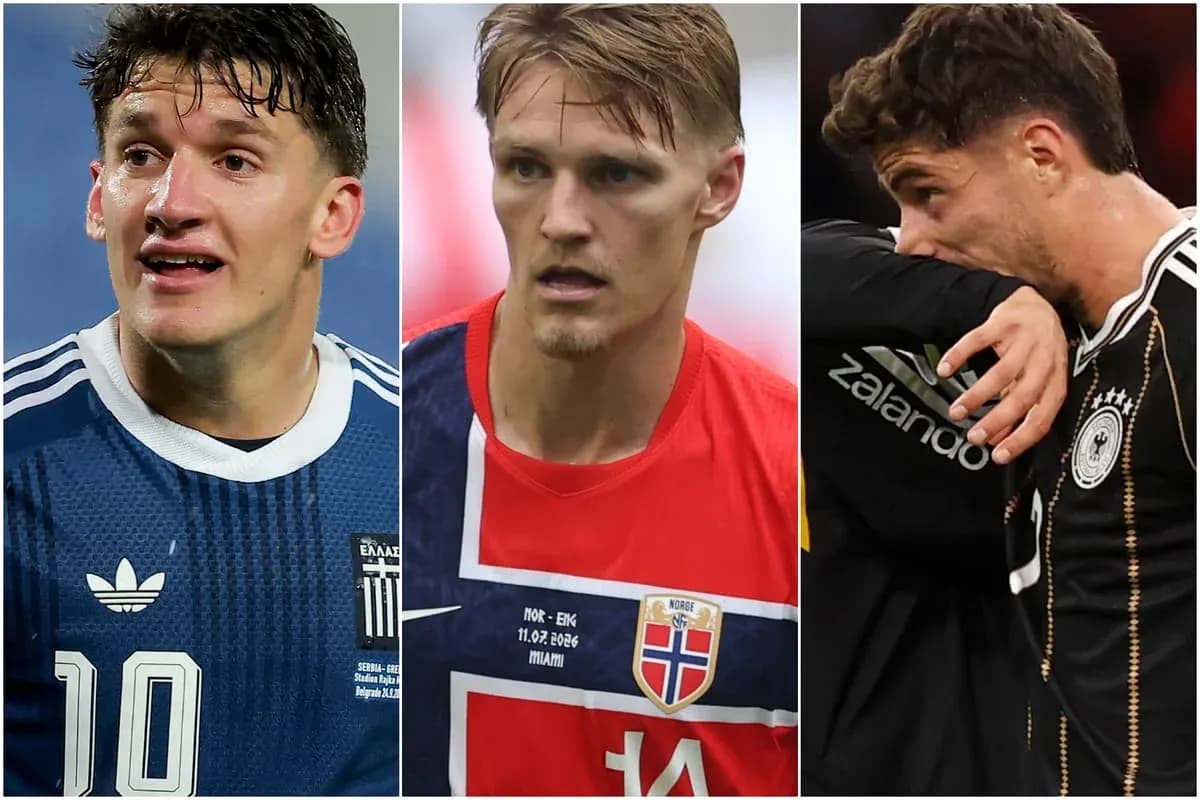 Tres jugadores de fútbol en diferentes momentos de juego Tres jugadores de fútbol en diferentes momentos de juego