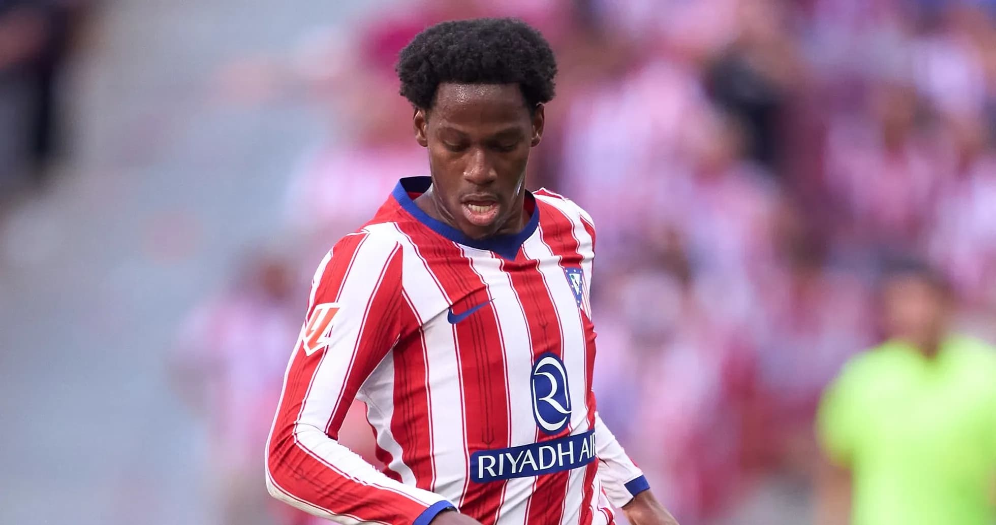 Jugador de Atlético de Madrid en acción durante partido Jugador de Atlético de Madrid en acción durante partido