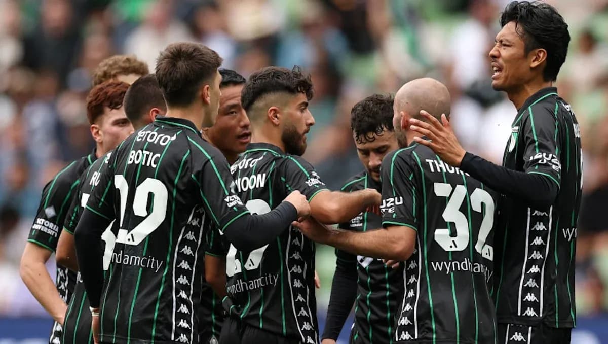 Jugadores de equipo celebrando en el campo de fútbol Jugadores de equipo celebrando en el campo de fútbol