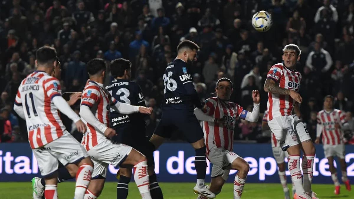 Jugadores de Unión y Independiente en acción Jugadores de Unión y Independiente en acción
