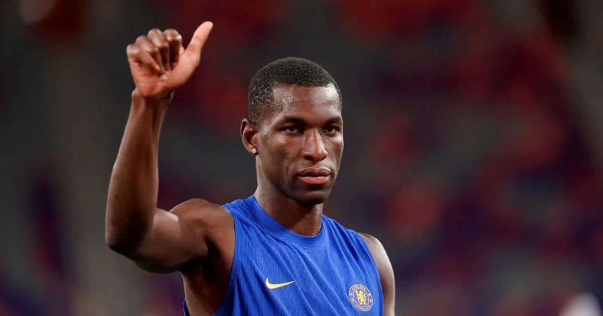 Jugador de Chelsea saludando con el pulgar hacia arriba Jugador de Chelsea saludando con el pulgar hacia arriba