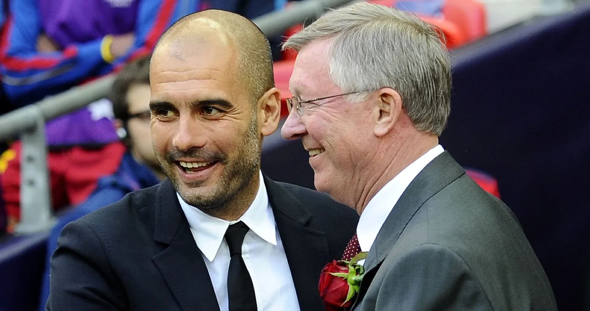 Pep Guardiola y Alex Ferguson saludándose en evento Pep Guardiola y Alex Ferguson saludándose en evento