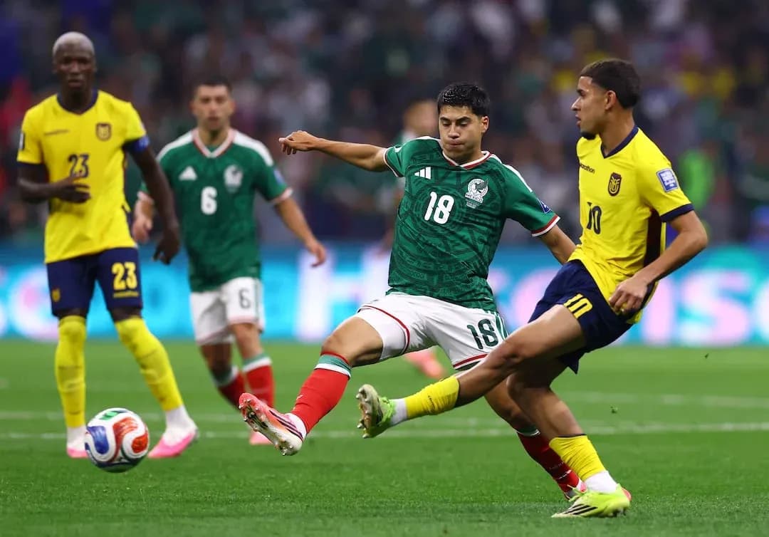 Jugador de México enfrentando a jugador de Ecuador Jugador de México enfrentando a jugador de Ecuador
