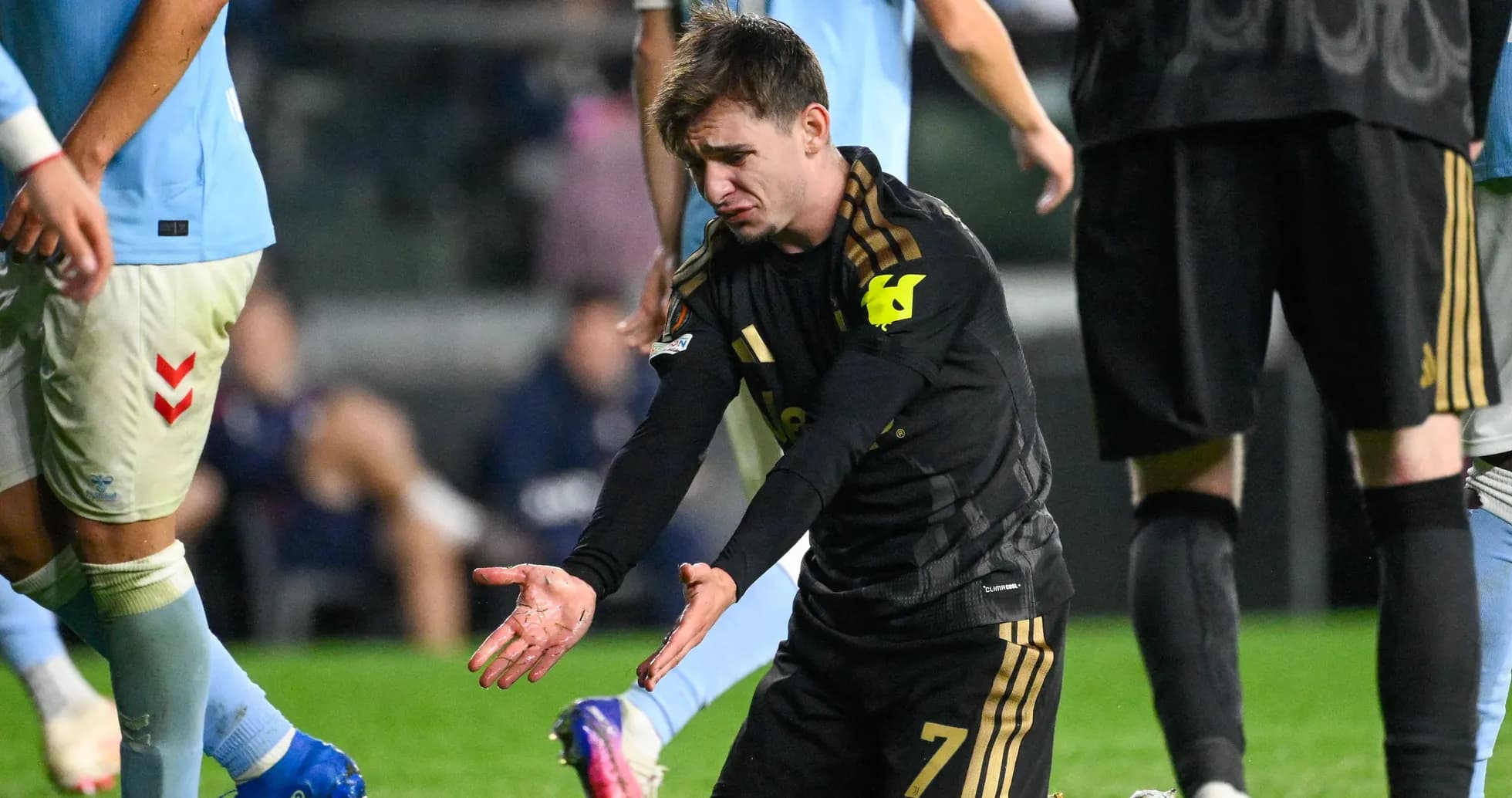 Jugador en el suelo tras una jugada durante el partido Jugador en el suelo tras una jugada durante el partido