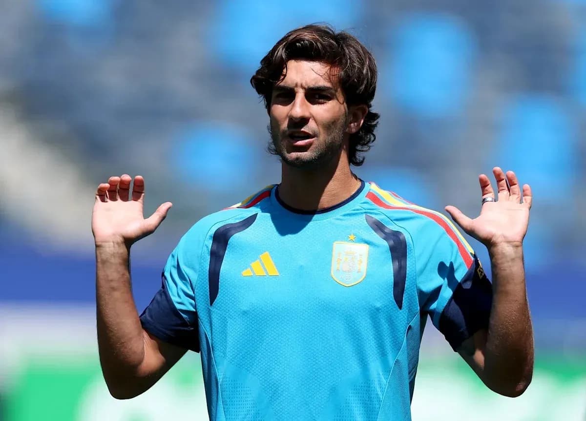 Jugador de España entrenando con manos levantadas Jugador de España entrenando con manos levantadas
