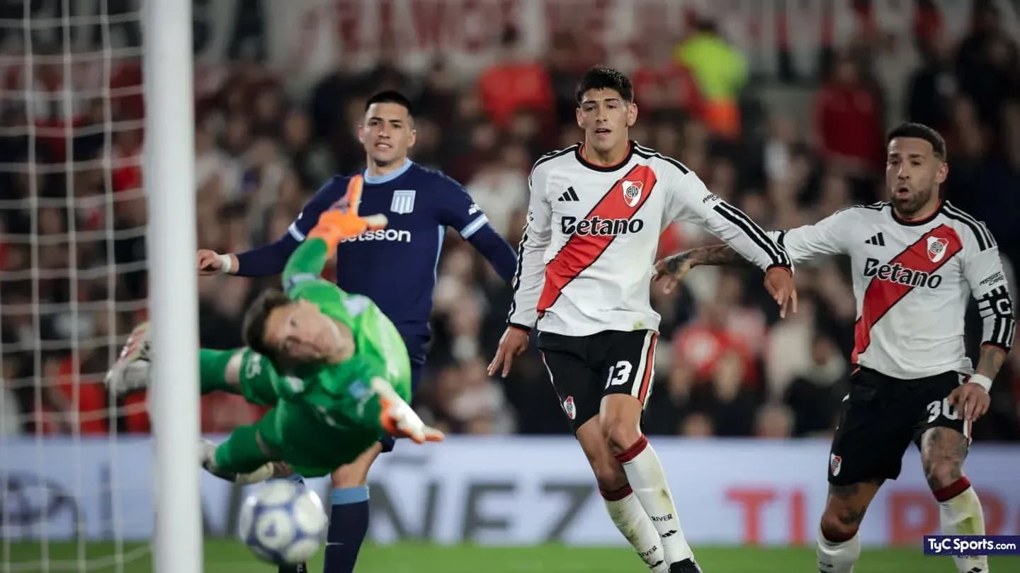 Jugadores de River Plate en acción durante el partido Jugadores de River Plate en acción durante el partido