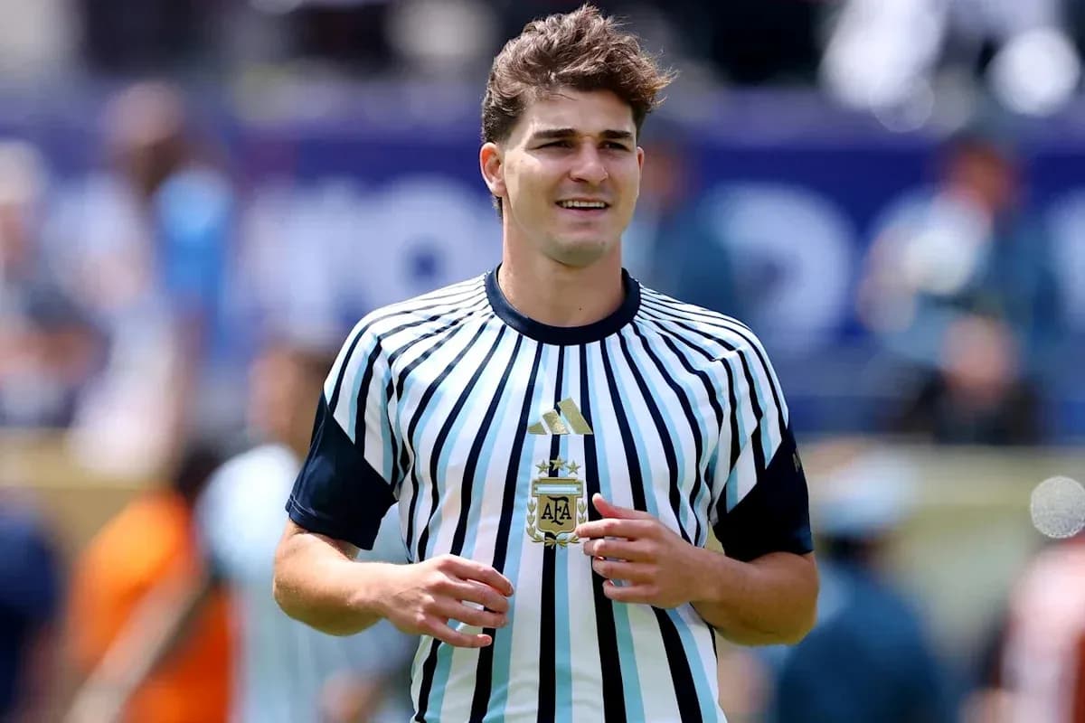 Jugador con camiseta de árbitro en el campo Jugador con camiseta de árbitro en el campo