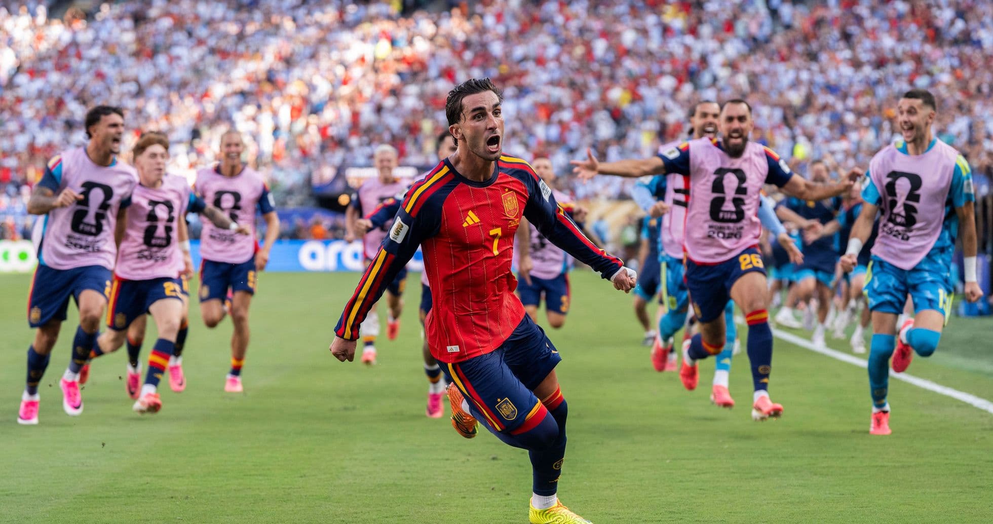 Jugador de España celebrando un gol con compañeros Jugador de España celebrando un gol con compañeros