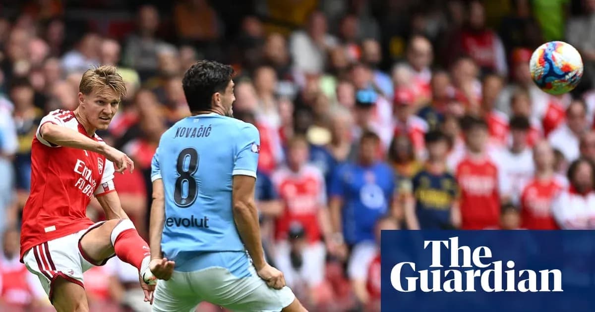 Jugador de Arsenal pateando el balón hacia Kovacic Jugador de Arsenal pateando el balón hacia Kovacic