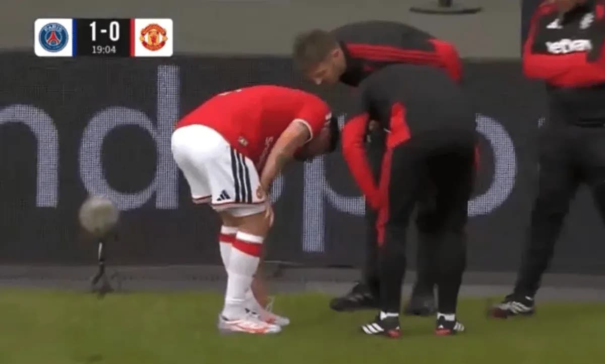 Jugador de Manchester United siendo atendido por el cuerpo técnico Jugador de Manchester United siendo atendido por el cuerpo técnico