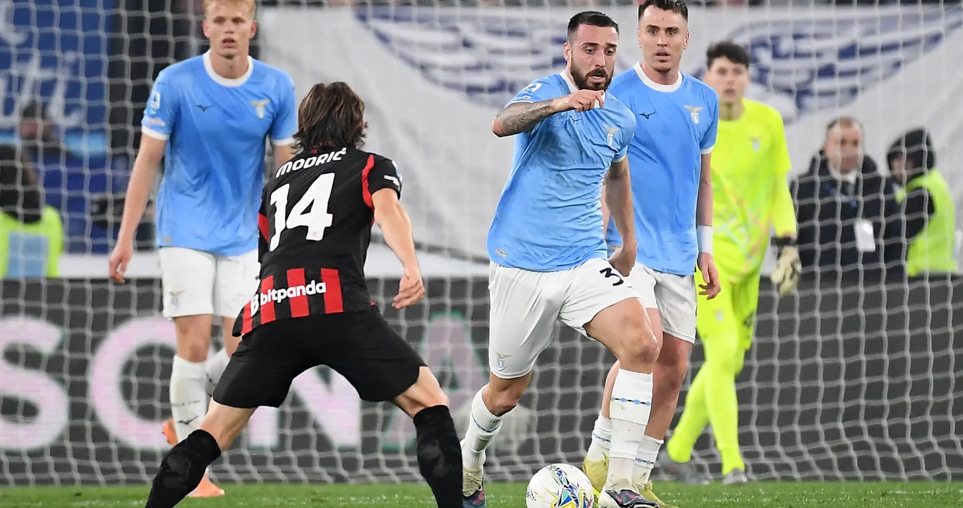 Lazio atacando durante el partido contra AC Milan Lazio atacando durante el partido contra AC Milan