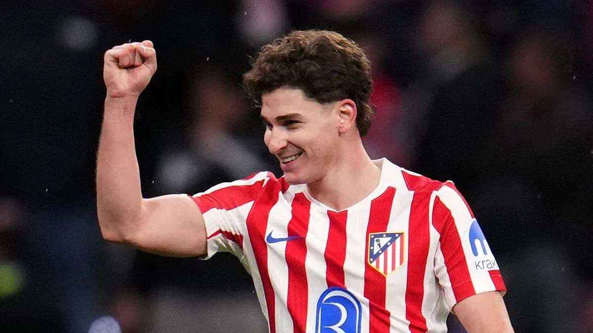 Jugador de Atlético de Madrid celebra un gol Jugador de Atlético de Madrid celebra un gol