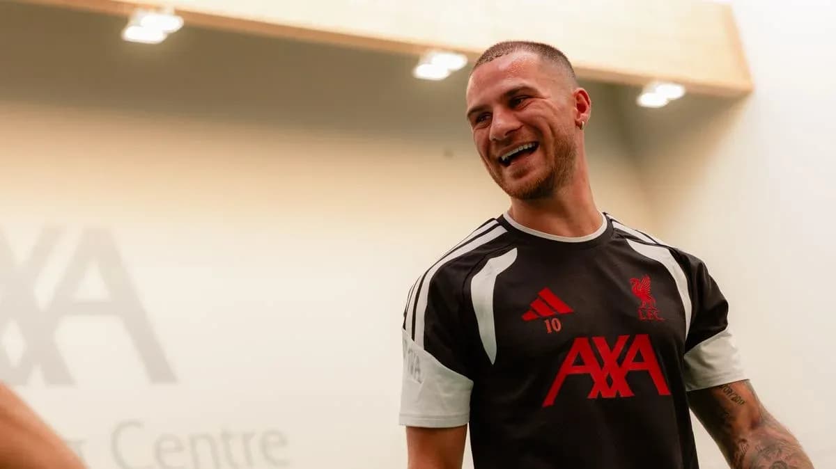 Jugador de Liverpool sonriendo en centro de entrenamiento Jugador de Liverpool sonriendo en centro de entrenamiento