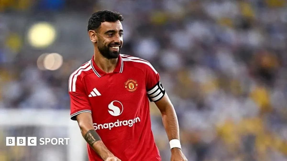 Jugador de Manchester United sonriendo en el campo Jugador de Manchester United sonriendo en el campo