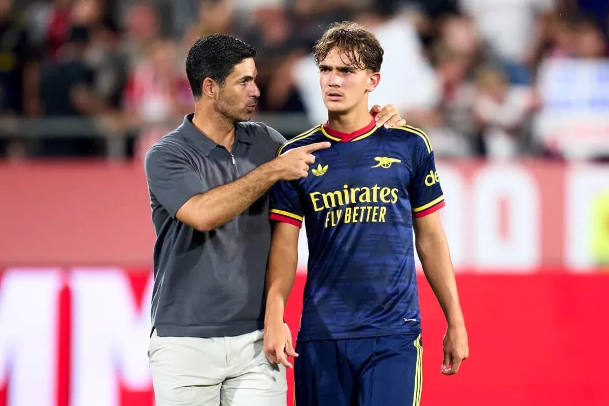 Entrenador hablando con jugador durante el partido Entrenador hablando con jugador durante el partido