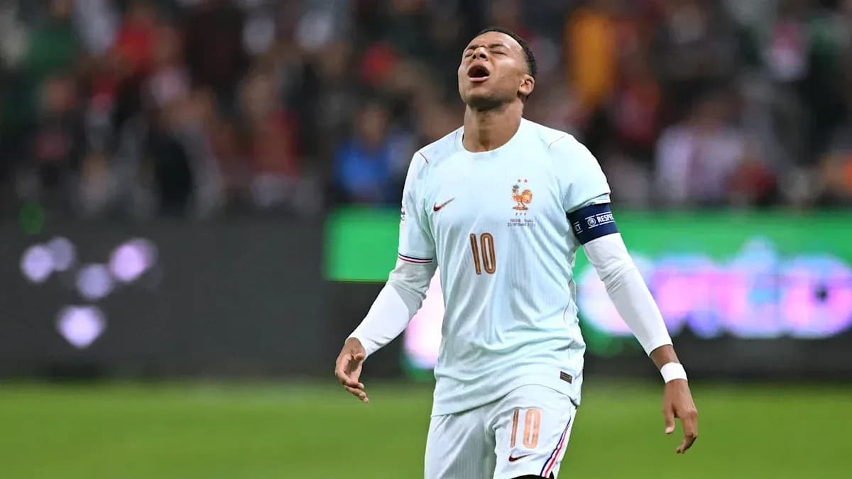 Jugador de Francia con camiseta clara en el campo Jugador de Francia con camiseta clara en el campo