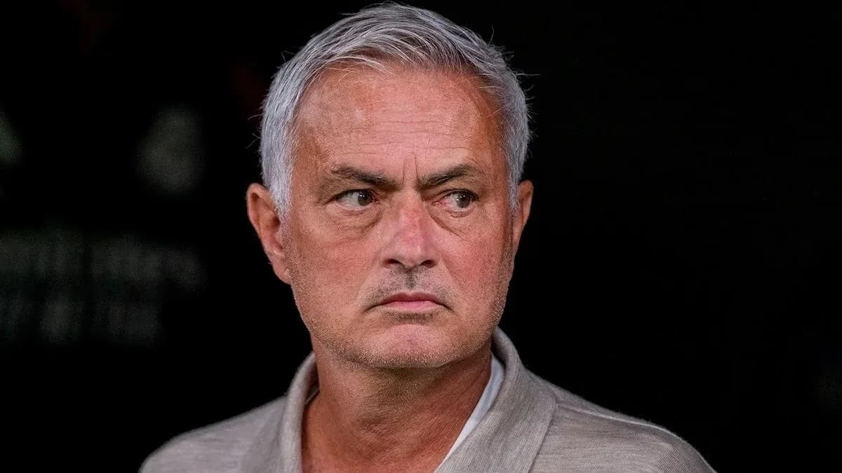 José Mourinho observando desde el banquillo José Mourinho observando desde el banquillo