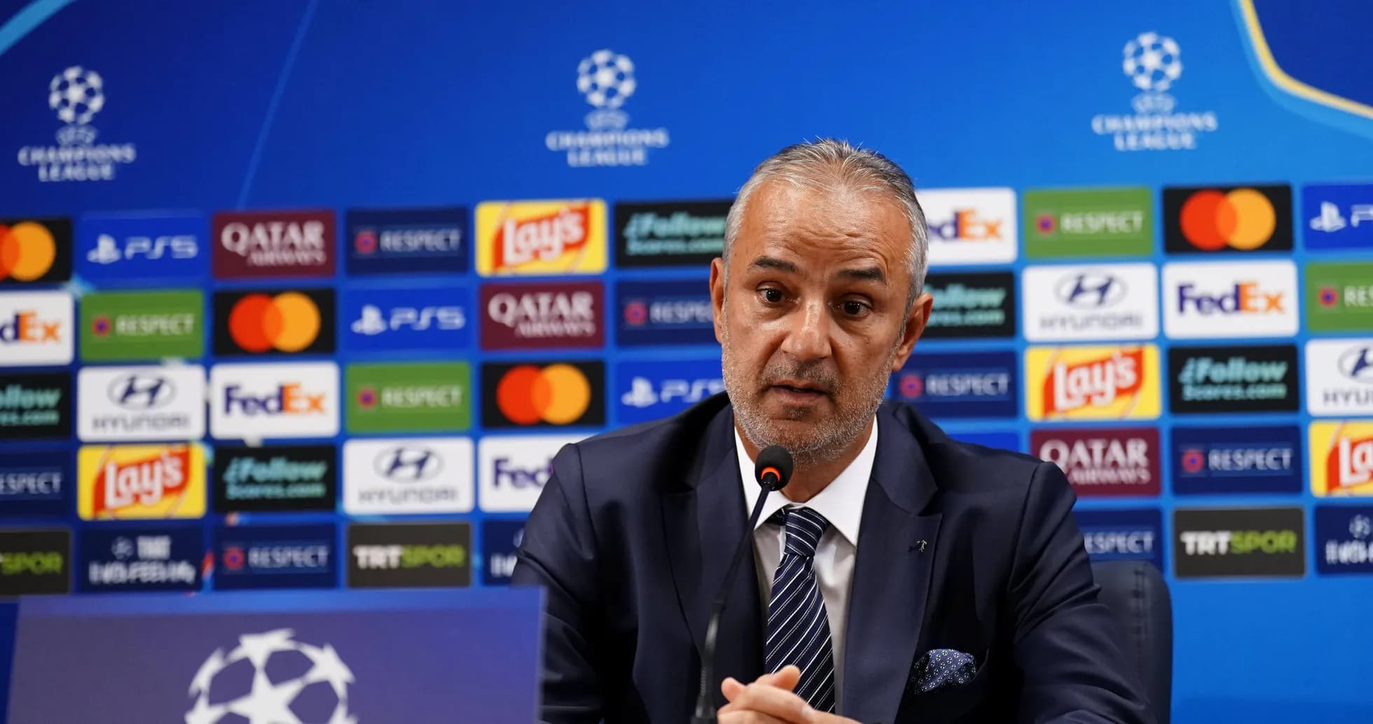 Entrenador hablando en rueda de prensa de la Champions League Entrenador hablando en rueda de prensa de la Champions League