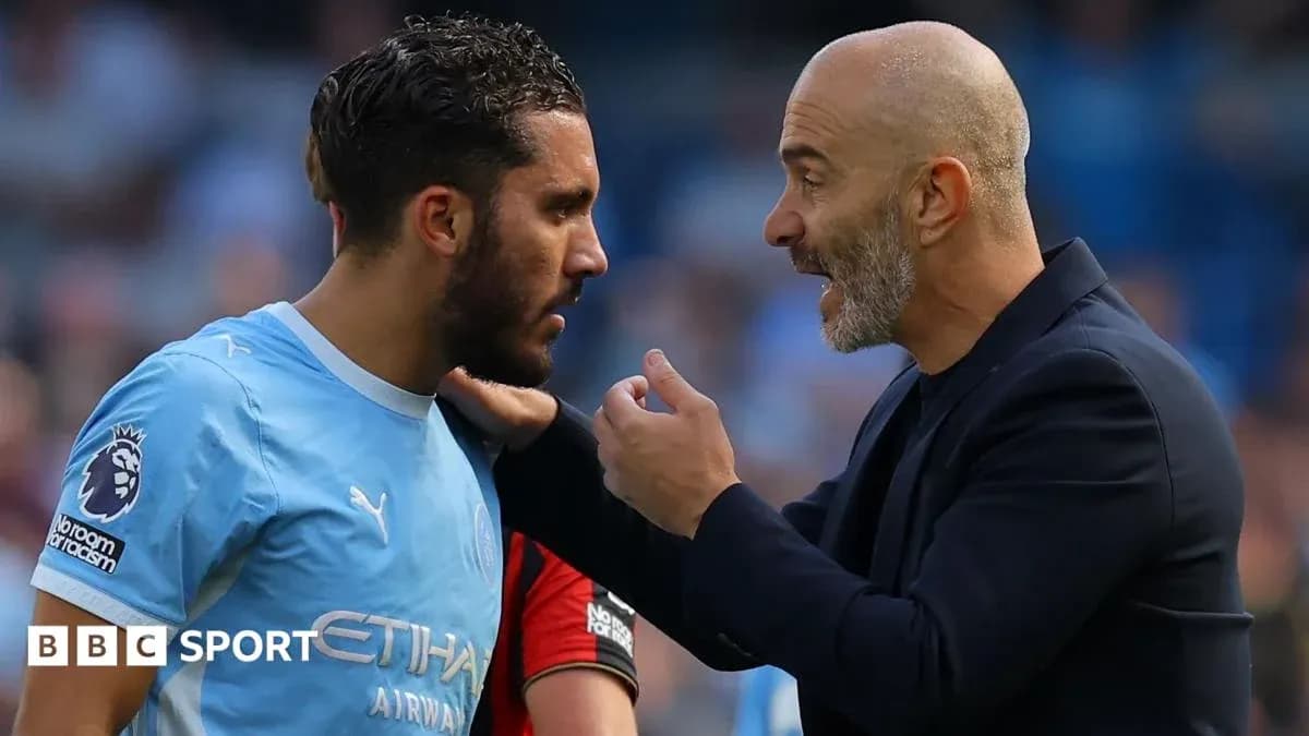 Entrenador hablando con jugador durante partido Entrenador hablando con jugador durante partido