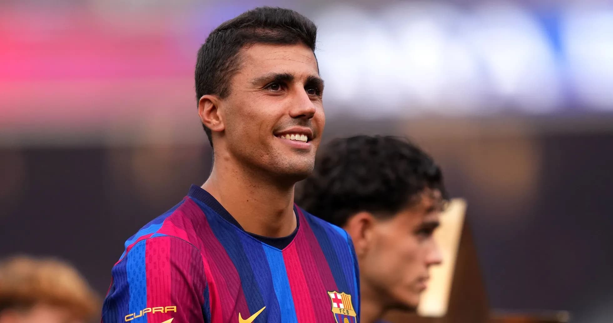 Jugador de Barcelona sonriendo durante ceremonia Jugador de Barcelona sonriendo durante ceremonia