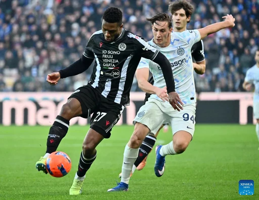 Jugador de Udinese esquivando a un jugador del Inter Jugador de Udinese esquivando a un jugador del Inter