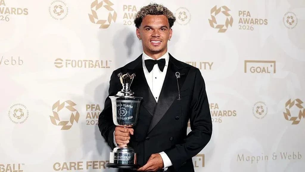 Jugador sosteniendo premio en ceremonia de PFA Awards 2026 Jugador sosteniendo premio en ceremonia de PFA Awards 2026