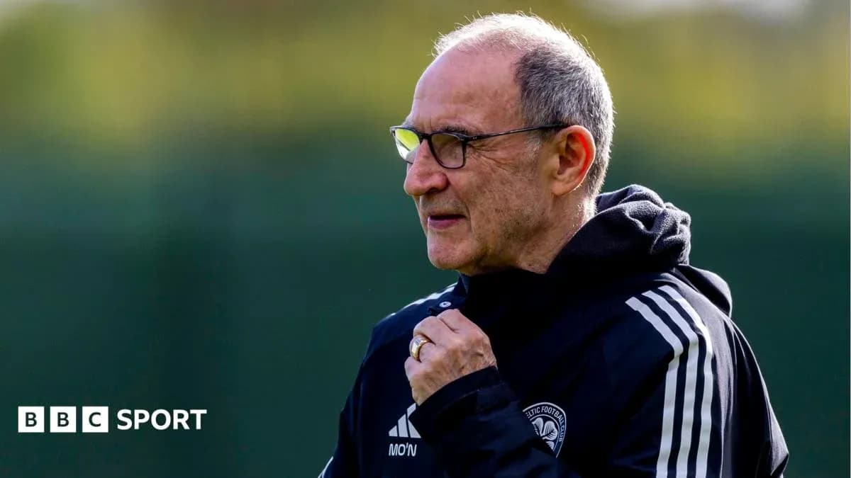 Entrenador observando durante la sesión de entrenamiento Entrenador observando durante la sesión de entrenamiento