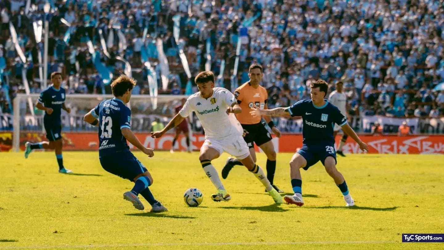 Jugadores de Racing Club y Aldosivi en acción Jugadores de Racing Club y Aldosivi en acción