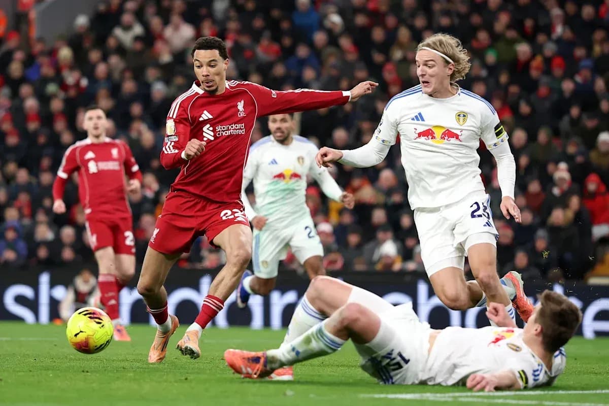 Jugadores de Liverpool y Leeds en acción durante partido Jugadores de Liverpool y Leeds en acción durante partido
