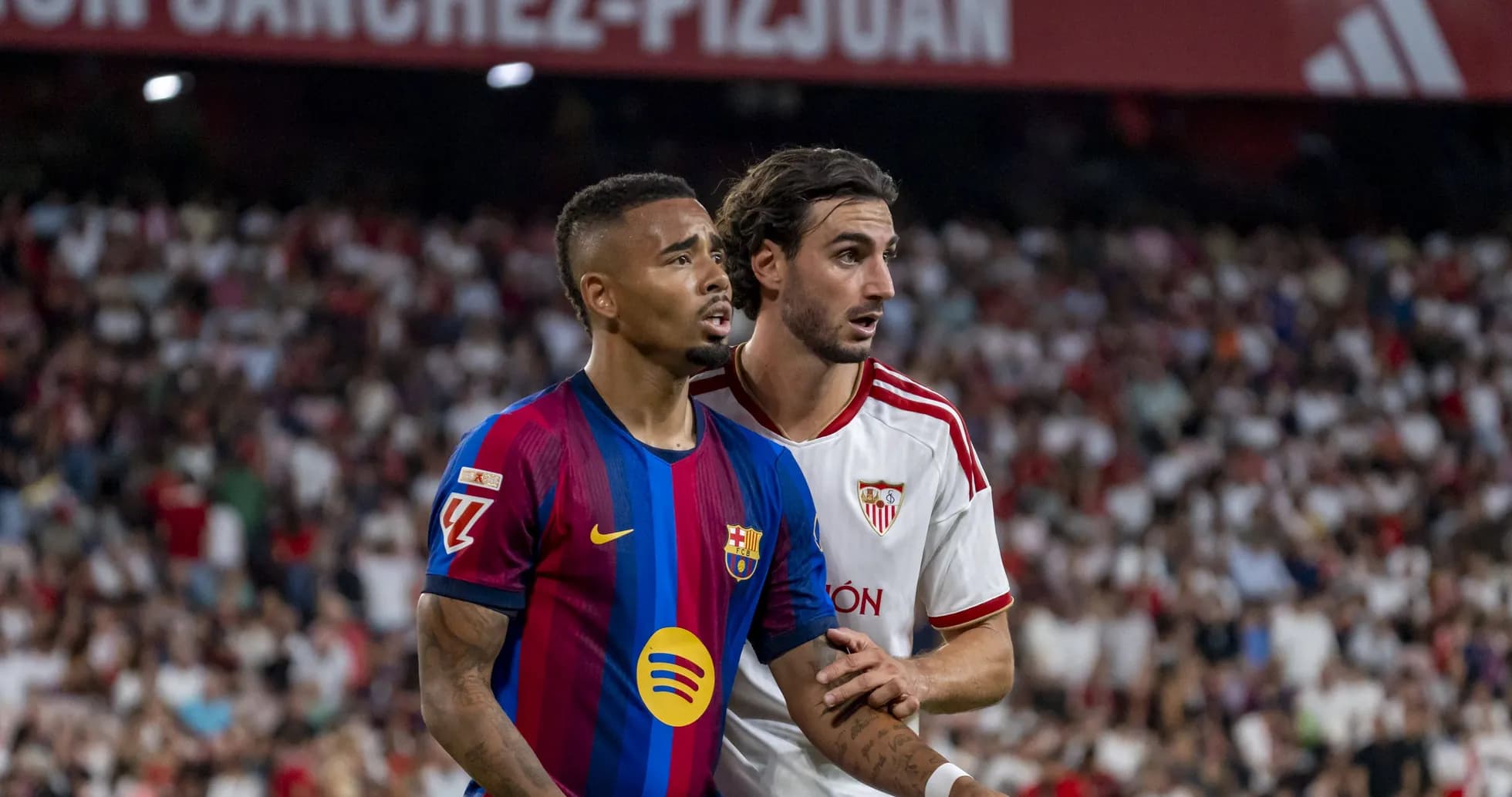 Jugadores de Barcelona y Sevilla en acción durante el partido Jugadores de Barcelona y Sevilla en acción durante el partido