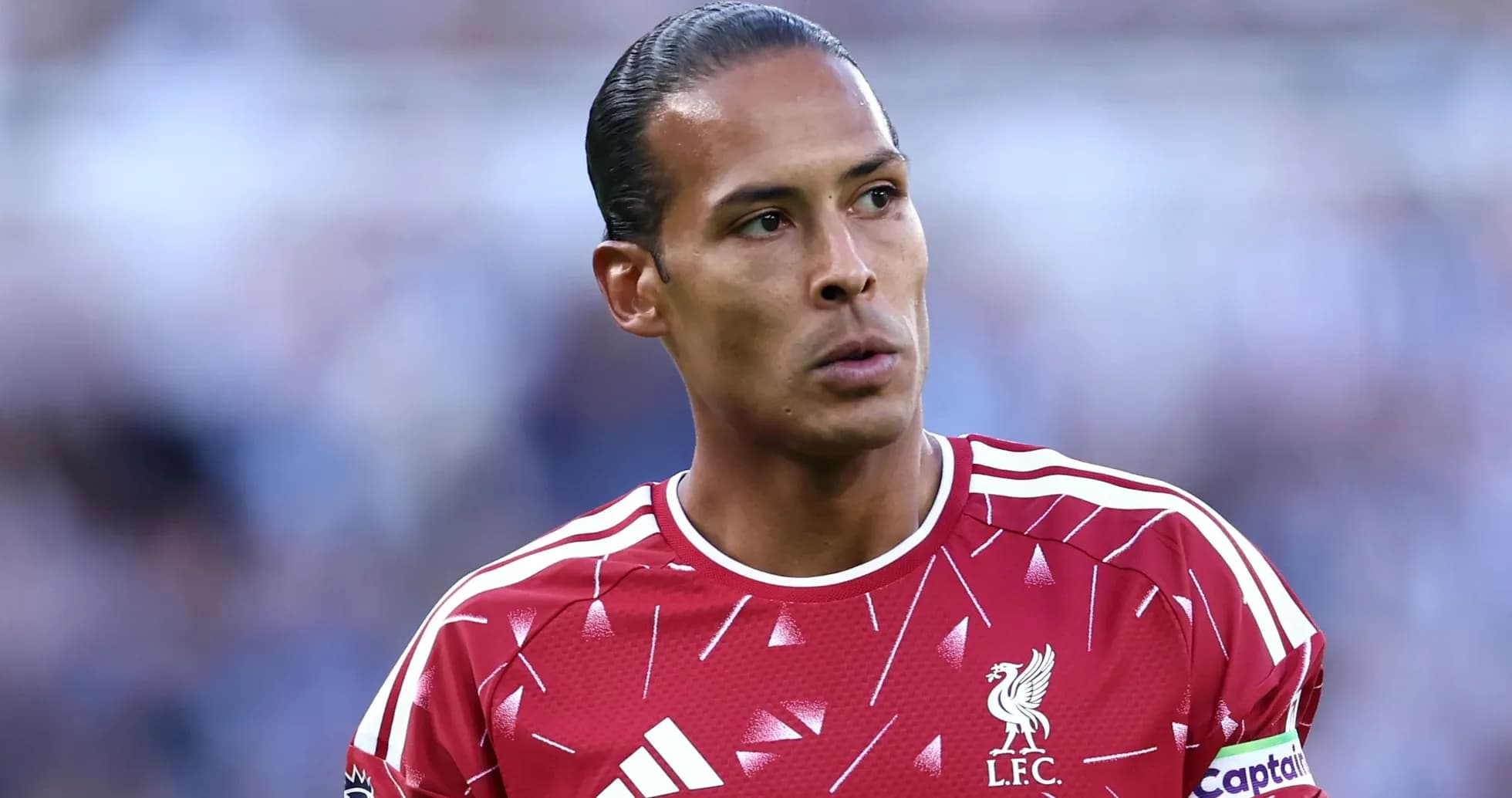 Jugador de Liverpool en uniforme rojo durante partido Jugador de Liverpool en uniforme rojo durante partido