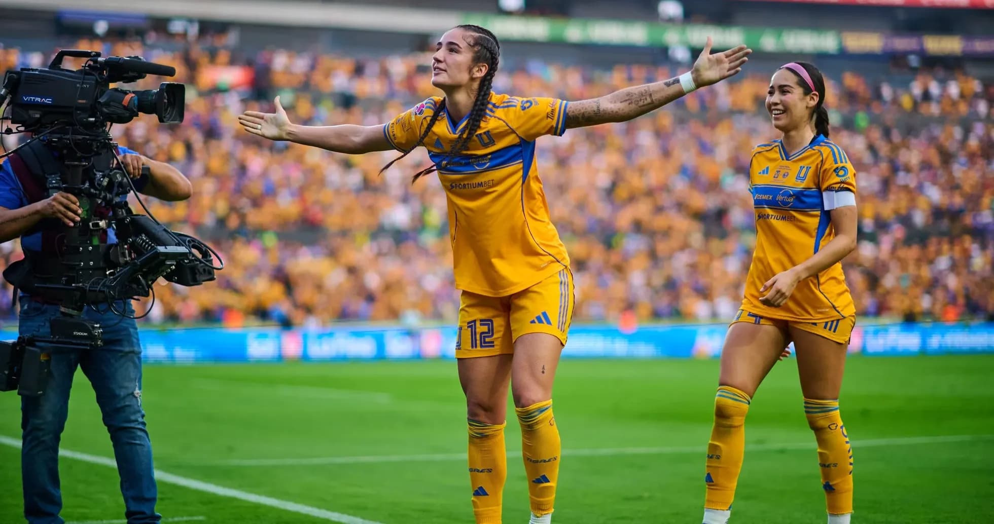Jugadoras de Tigres UANL celebrando un gol Jugadoras de Tigres UANL celebrando un gol