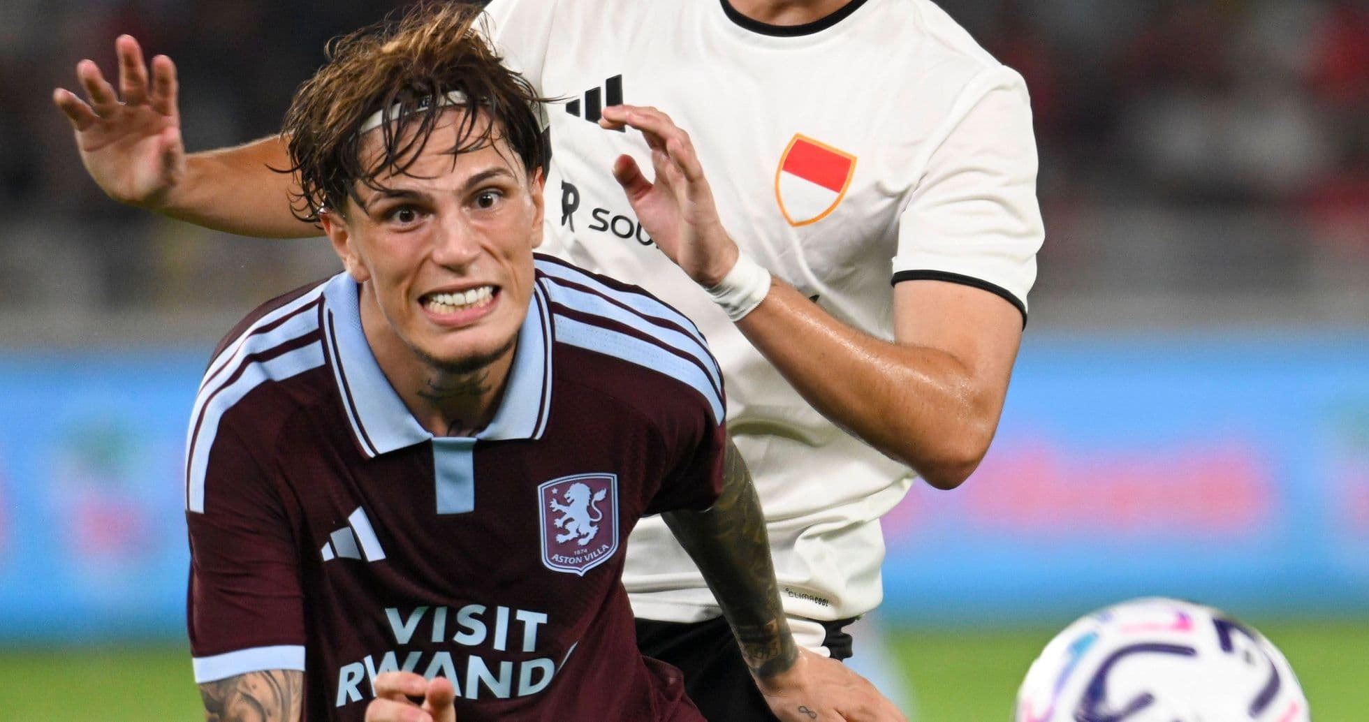Jugador de Aston Villa siendo marcado durante el partido Jugador de Aston Villa siendo marcado durante el partido