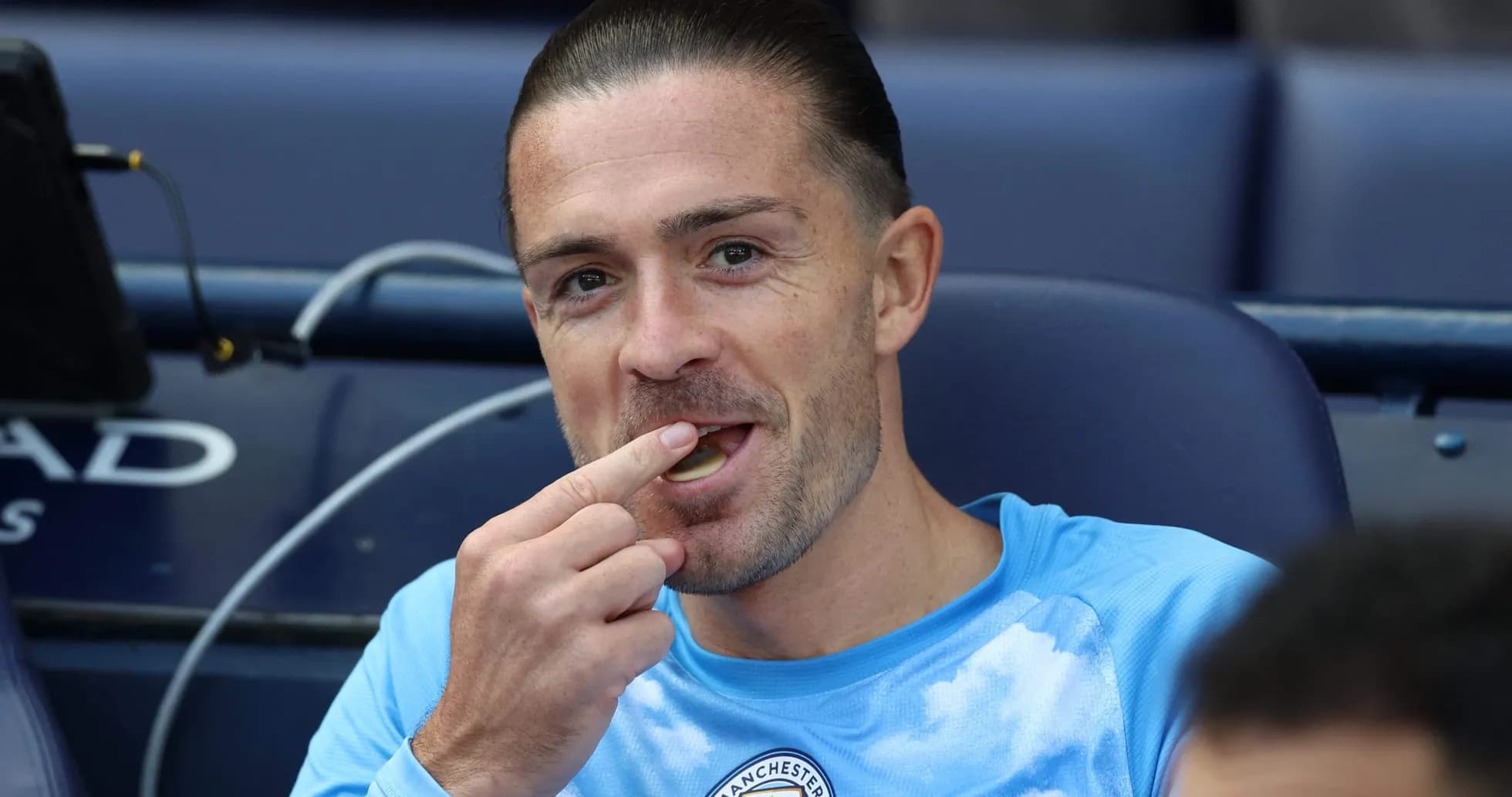 Jugador en el banquillo comiendo un dulce Jugador en el banquillo comiendo un dulce