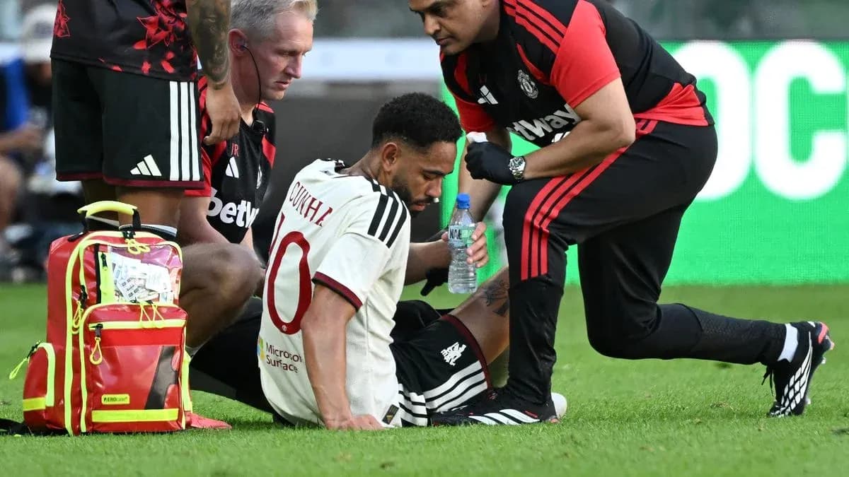 Jugador recibiendo atención médica en el campo Jugador recibiendo atención médica en el campo