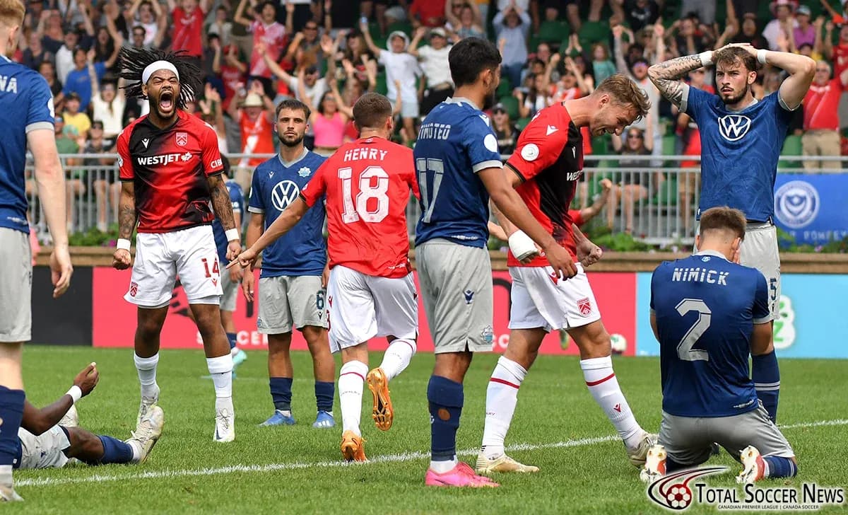 Jugadores celebrando un gol de Cavalry FC Jugadores celebrando un gol de Cavalry FC