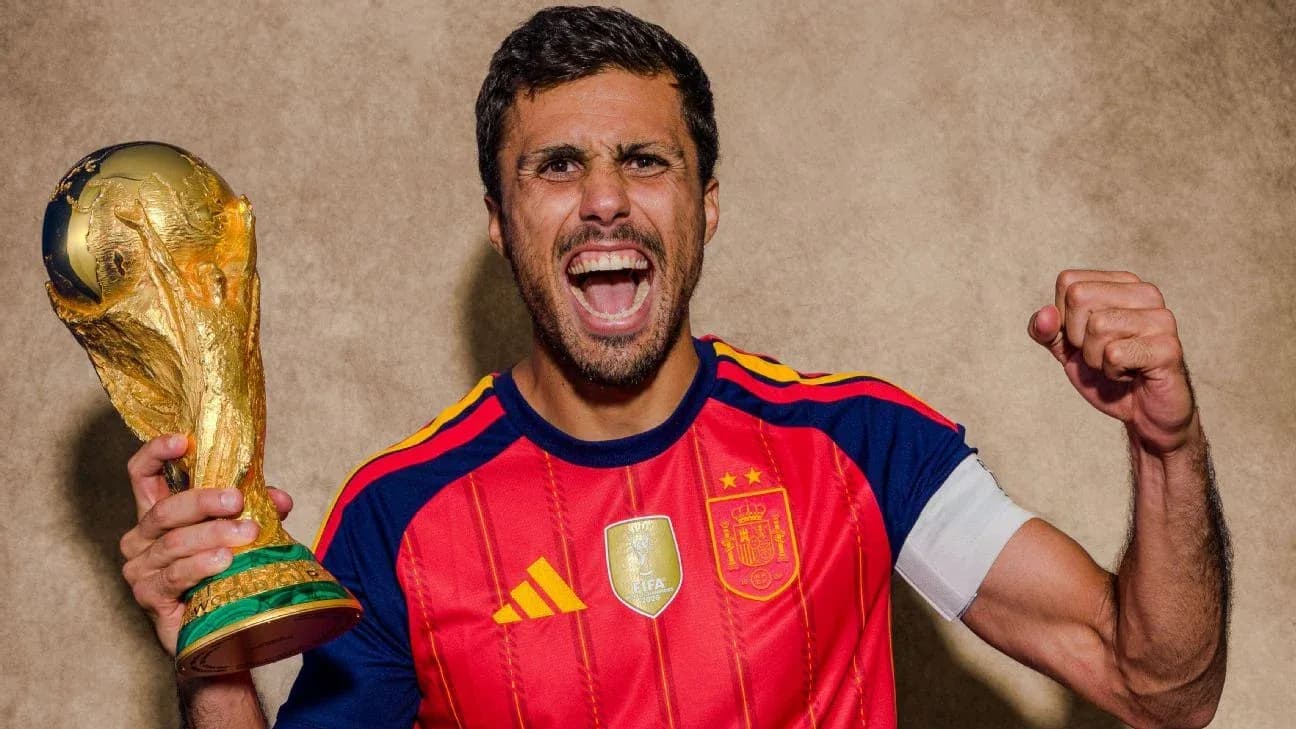 Jugador levantando la Copa del Mundo con alegría Jugador levantando la Copa del Mundo con alegría