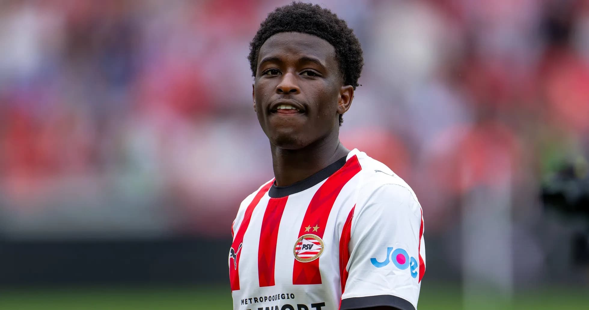 Jugador de PSV con camiseta de rayas rojas y blancas Jugador de PSV con camiseta de rayas rojas y blancas