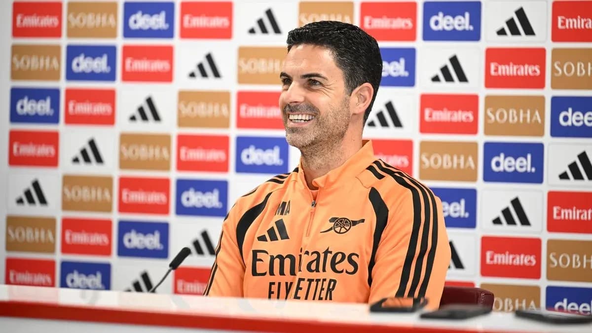 Entrenador en conferencia de prensa sonriente Entrenador en conferencia de prensa sonriente