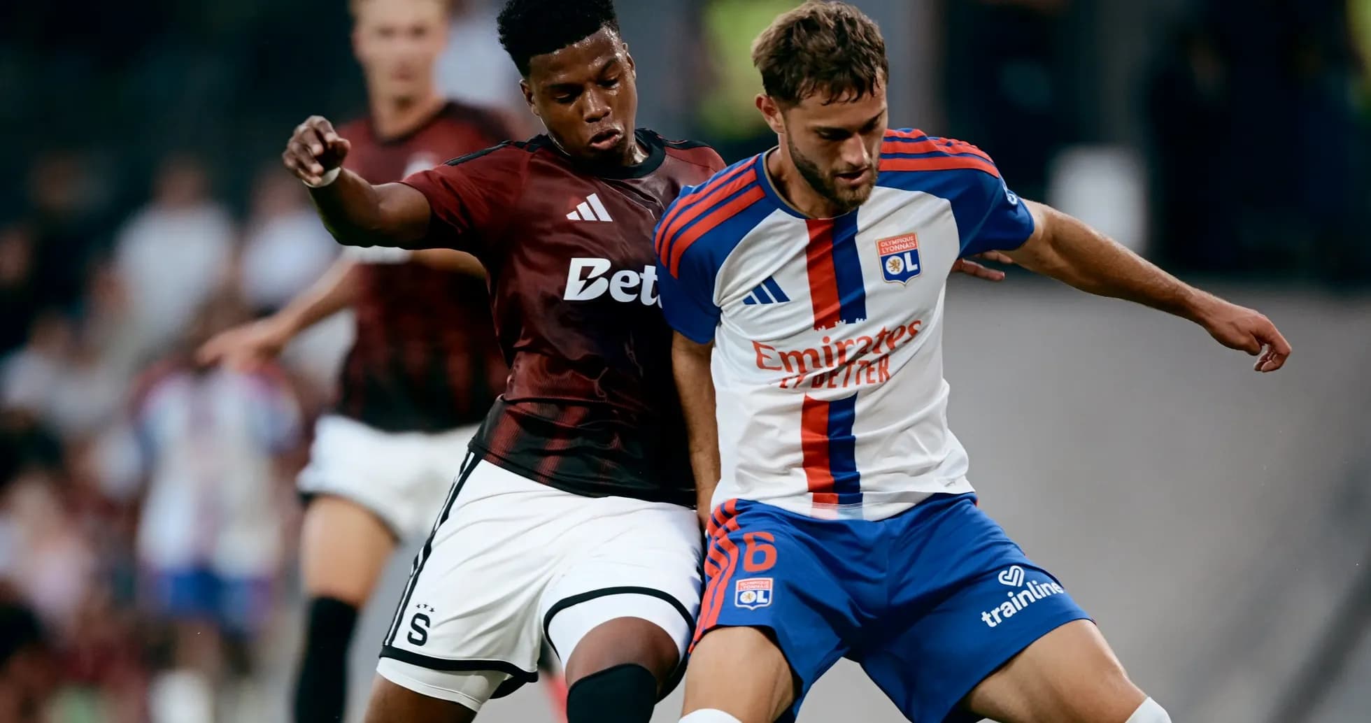 Lyon y Sparta Praha disputando el balón Lyon y Sparta Praha disputando el balón