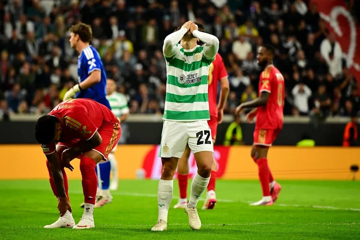 Jugador de Celtic con las manos en la cabeza Jugador de Celtic con las manos en la cabeza